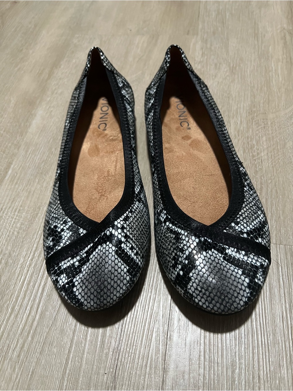 Vionic Black & White Snake-Print Ballet Flat in 6.5 Size